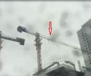 Clip: Cần cẩu dài hàng chục mét quay tròn trong gió bão