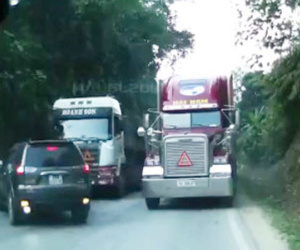 Clip: Ôtô thoát chết thần kỳ khi tránh xe container vượt ẩu trên đèo