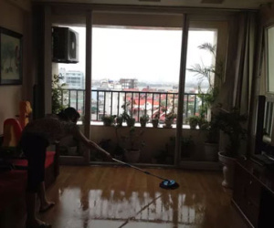 Hà Nội: Mẹ trắng đêm bế con, cầm ô chống bão