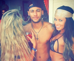 Neymar: "Tôi ăn chơi, tiệc tùng thì sao chứ?"
