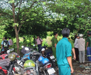 Phát hiện một phụ nữ chết trong tư thế treo cổ
