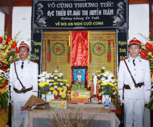Rơi lệ trước di ảnh nữ công an từ chối điều trị ung thư để cứu con