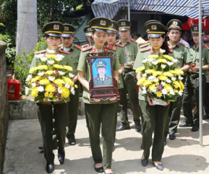 Tiễn đưa người mẹ ung thư nhường sự sống cho con