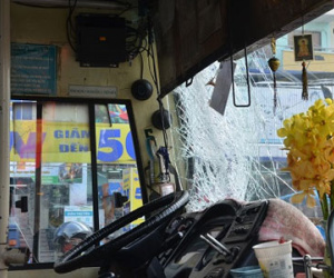 Xe bồn tông xe buýt ở Sài Gòn, hơn 10 người thoát chết
