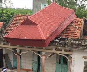 "Chết đứng" khi cả mái nhà từ trên trời rơi xuống... nóc
