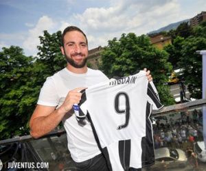 Chủ tịch Napoli ép Higuain tới Juventus