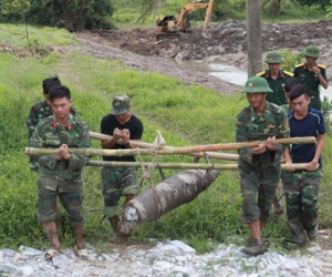 Đào ao trúng quả bom 250 kg