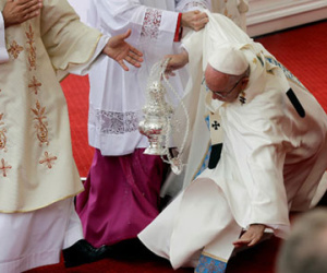 Giáo hoàng Francis té ngã tại buổi lễ ở Ba Lan