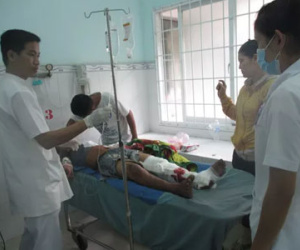 Hai xe tải đâm trực diện, 5 người bị kẹt trong ca-bin