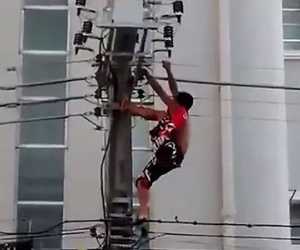 Khoảnh khắc kinh hoàng người đàn ông bị điện giật khi trèo lên cột điện nhìn Tổng thống Brazil