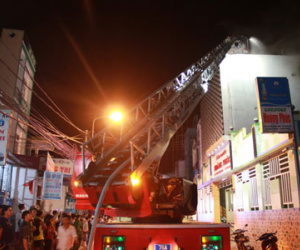 "Làng" karaoke cháy, khách tháo chạy tứ tán
