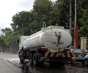 Sao Hà Nội phun nước rửa đường ngay sau mưa lớn?