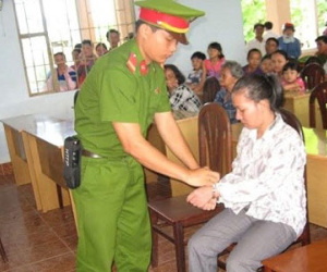 Tiêu quá 1000 đồng, bé gái bị mẹ kế nhấn đầu vào bồn cầu, đánh đập dã man