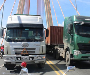 Xe container chết máy, cầu Rạch Miễu kẹt cứng