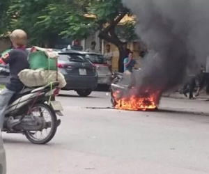 Xe máy bốc cháy ngùn ngụt trên phố Hà Nội sau cú va chạm