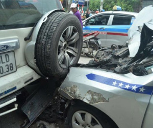 4 ôtô đâm nhau, đường vành đai Hà Nội ùn tắc