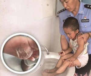 Bé trai 3 tuổi chân trần đi tìm mẹ trên mặt đường nhựa 59 độ C