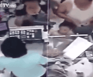 Bị khách hàng tát liên tiếp, nữ nhân viên siêu thị uất ức tự tử