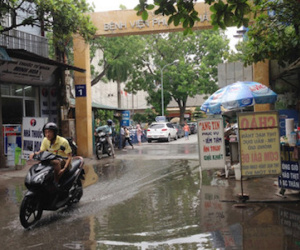 Nước thải bẩn "bủa vây" Bệnh viện Phụ sản Hà Nội