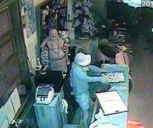 Băng trộm tiệm vàng "đại náo" miền Tây: "Hạ gục" camera an ninh bằng bịch ni lông