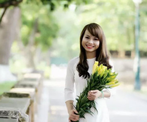 Cuộc sống của cô gái cụt chân có nụ cười tỏa nắng trên chiếc nạng gỗ giờ ra sao?