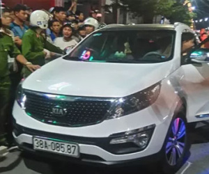 Tài xế đóng chặt cửa cố thủ trong xe khi người dân vây quanh