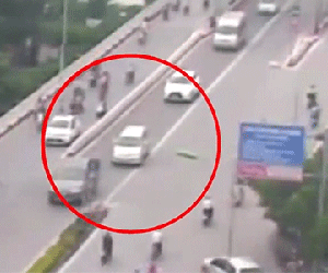 Xe ô tô "cưỡi" dải phân cách, lao thẳng vào biển báo giao thông