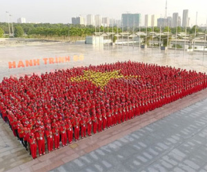 2.000 người xếp hình lá cờ Việt Nam tại Hà Nội
