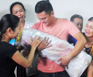 Bà ôm chặt cháu trên gác của ngôi nhà cháy