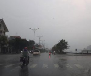Bão số 2 kề sát, mưa rào đang trút xuống Quảng Ninh