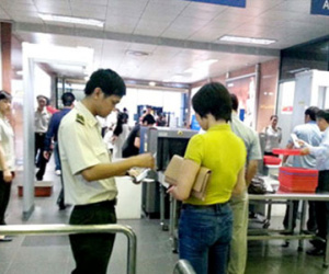 Bị phạt 7,5 triệu đồng vì đi máy bay bằng giấy tờ giả