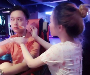 Bức ảnh "cô gái đút cho người yêu ăn" gây xôn xao