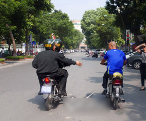 CSCĐ ra quân xử phạt không đội mũ bảo hiểm trên phố Hà Nội