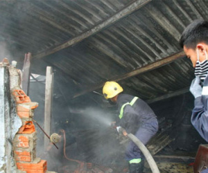 Hàng trăm công nhân tháo chạy khi công ty bốc cháy