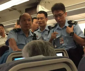 Hành khách Trung Quốc bị bắt vì tạt nước cam vào người tiếp viên hàng không