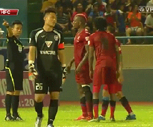 Ngoại binh V.League vái lạy trọng tài là giọt nước tràn ly