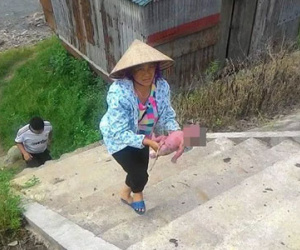 Phát hiện bé trai sơ sinh còn nguyên dây rốn trần truồng nằm úp trong vườn rau
