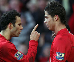 Vì lon nước ngọt, Ryan Giggs suýt tẩn Ronaldo