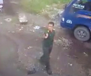 Xác minh clip người mặc quân phục cầm súng dọa bắn tài xế