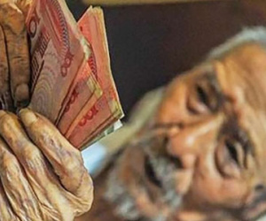 Cụ ông 103 tuổi, nằm liệt giường vẫn nghiện... đếm tiền