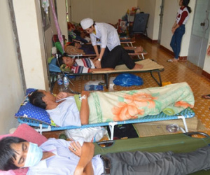 Hành lang, nhà kho bệnh viện kín đặc bệnh nhân vì sốt xuất huyết