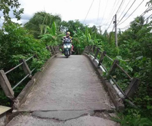 Lan can cầu nghi phá cho ôtô “quan huyện” đi: Lãnh đạo xã nói gì?