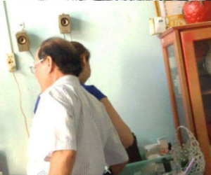 Phó Giám đốc Sở choàng tay vào đùi nữ tạp vụ lấy… điện thoại (!)