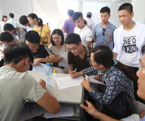 Phụ huynh, thí sinh đến tận trường nộp hồ sơ xét tuyển "cho chắc ăn"
