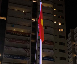 Quốc kỳ Việt Nam tung bay ở Làng Olympic