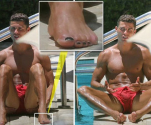 Ronaldo điệu đà, sơn móng chân như... con gái