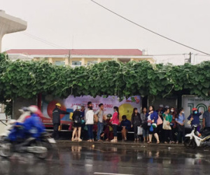 Sét đánh đứt dây điện nơi hàng chục người đang trú mưa