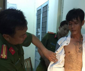 Chém chết mẹ bạn gái và hàng xóm trong ngày dạm ngõ