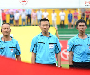 Trọng tài V.League: Thu nhập tốt, sai sót tăng