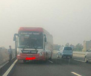 Xe khách bất ngờ đi ngược chiều trên đường cao tốc